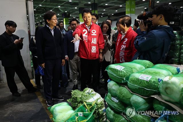 가락시장 찾은 오세훈 후보, 공식 선거운동 시작