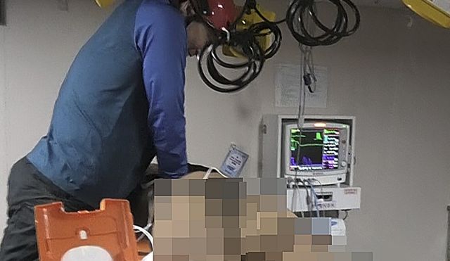 심폐소생술 시행하는 해경