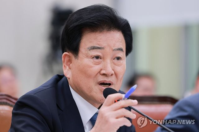 국회 외교통일위원회에서 답변하는 정동영 통일부 장관