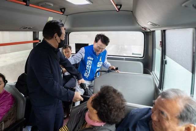 육동한 후보, 버스 탑승