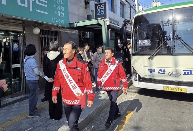 산불방지 캠페인 나선 경남도 공무원들