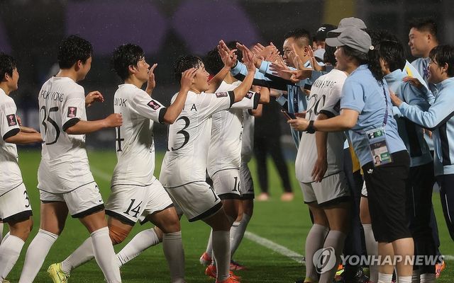 기뻐하는 내고향 선수들