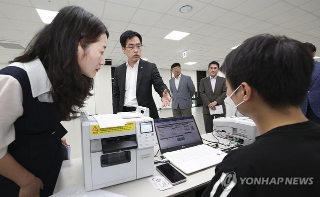 사전투표 모의시험 참관하는 행안부 차관