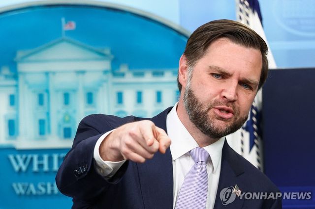 브리핑하는 밴스 부통령 