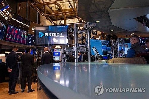 미국 뉴욕증권거래소(NYSE)에서 트레이더들이 업무를 보는 모습.