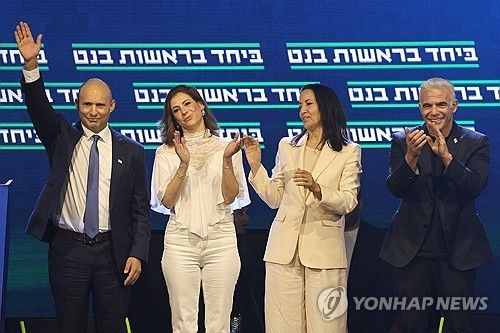 나프탈리 베네트(왼쪽), 야이르 라피드(오른쪽) 두 전직 총리의 합당