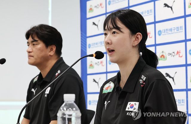 질문에 답변하는 강소휘 여자배구 국가대표팀 주장