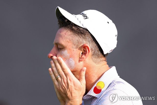 자외선 차단제 바르고 있는 프로골프 선수