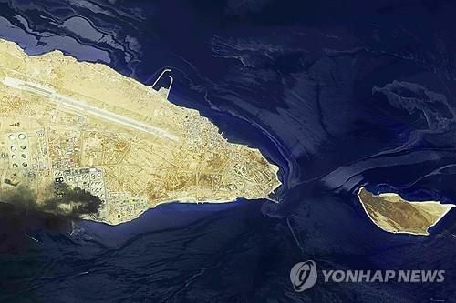 지난달 포착된 이란 쉬드바르섬(왼쪽) 덮친 기름띠 