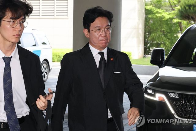 집무실 들어가는 김영훈 노동부 장관