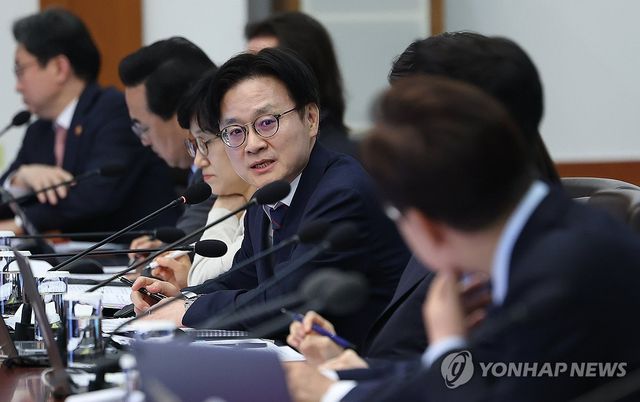 답변하는 김정관 장관