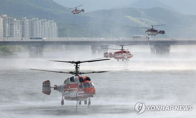 분주한 산불 진화 헬기