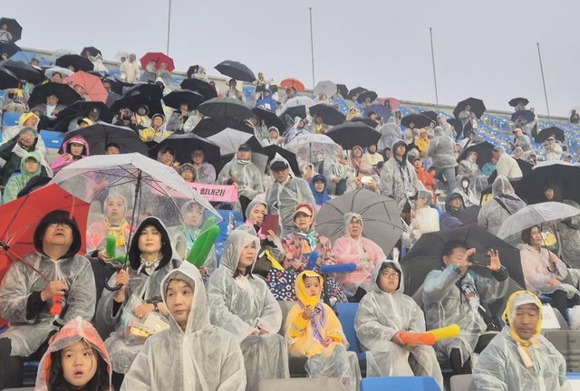 수원FC위민과 북한 '내고향여자축구단' 공동응원단