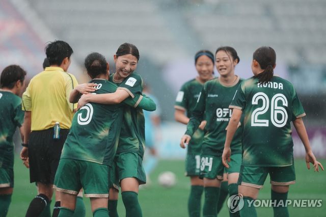 시오코시의 득점 후 함께 세리머니 하는 도쿄 베르디 선수들.