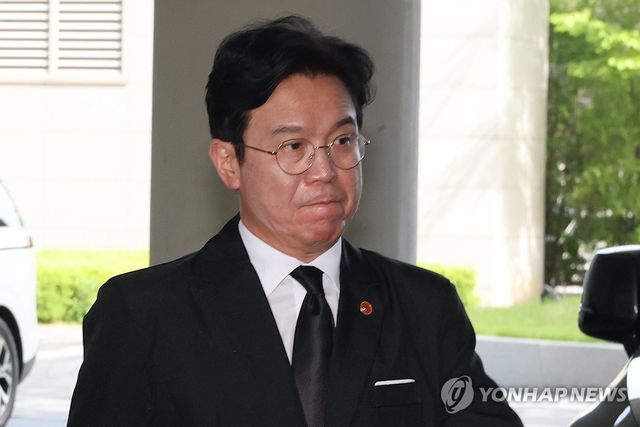 집무실 들어가는 김영훈 노동부 장관