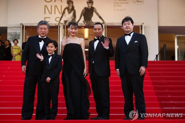 고레에다 히로카즈 감독 '상자 속의 양' 칸영화제 레드카펫