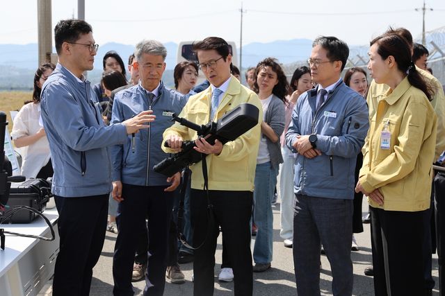휴대용 재머 살펴보는 최원호 원안위원장