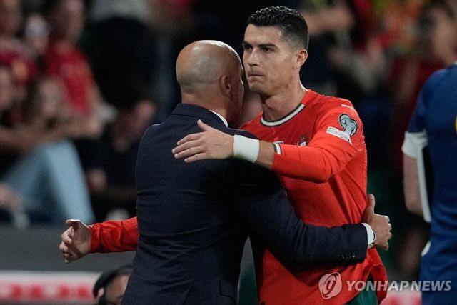 로베르토 마르티네스 감독과 포옹하는 크리스티아누 호날두