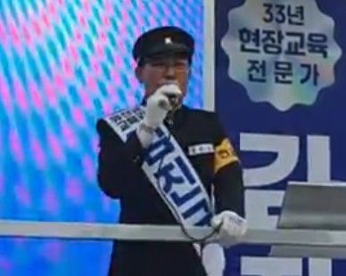 유세차량서 지지호소하는 김진균 후보