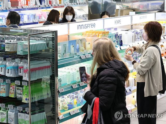 한국 화장품 고르는 외국인들