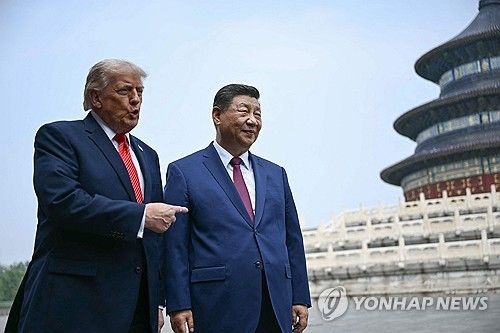 14일 중국 베이징에서 함께 산책하는 트럼프 대통령과 시진핑 국가주석
