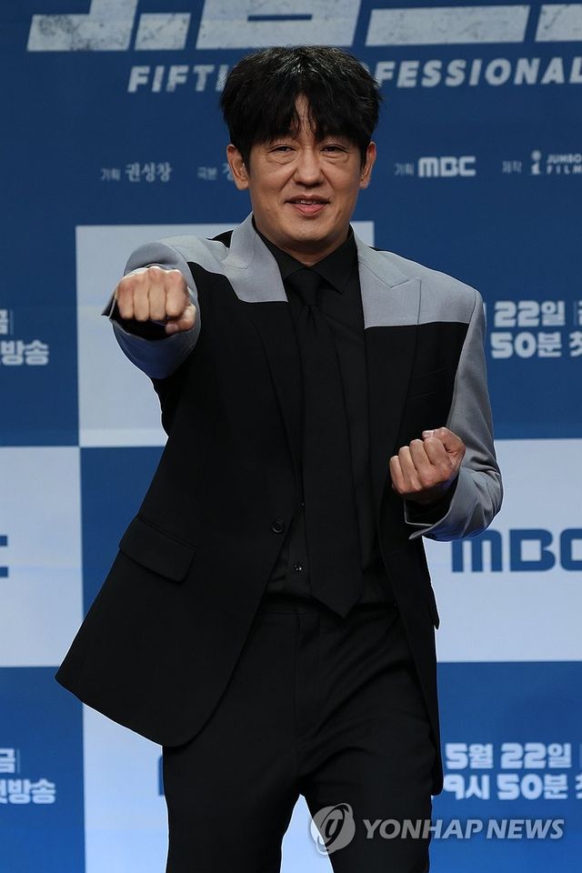 포즈 취하는 허성태