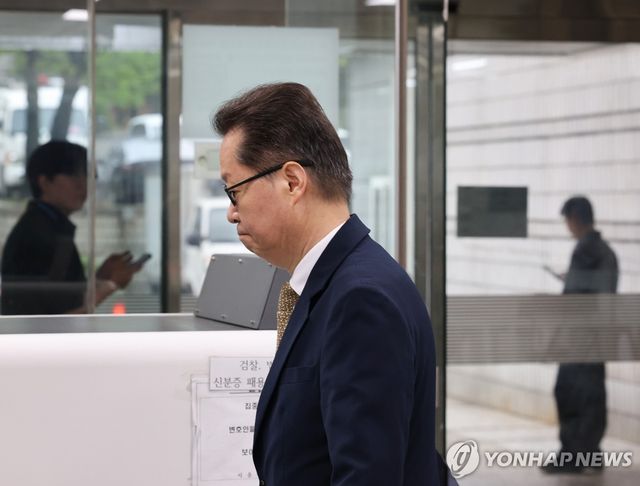 법정 향하는 이은우 전 한국정책방송원장