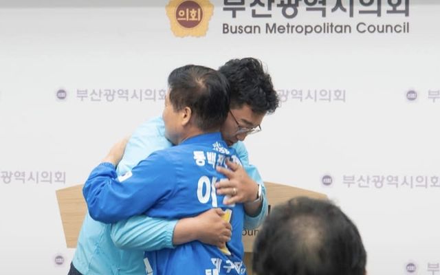단일화 후 포옹하는 노정현, 이정식 후보