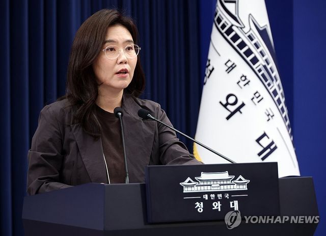 브리핑하는 강유정 수석대변인