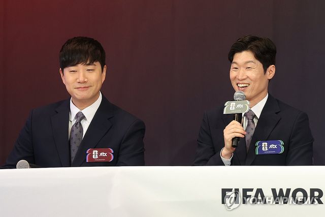 질문에 답하는 박지성 해설위원