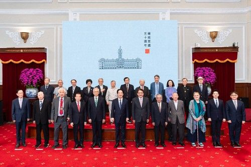 대만의 민주주의 선배와 함께한 라이칭더 대만 총통(왼쪽에서 6번째)