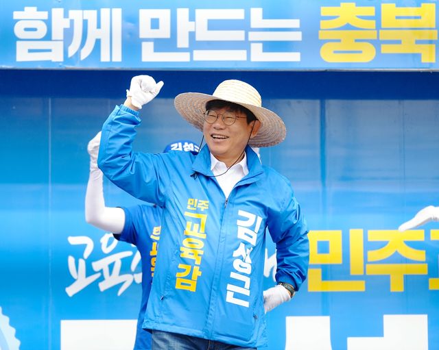 유세차량서 율동하는 김성근 후보