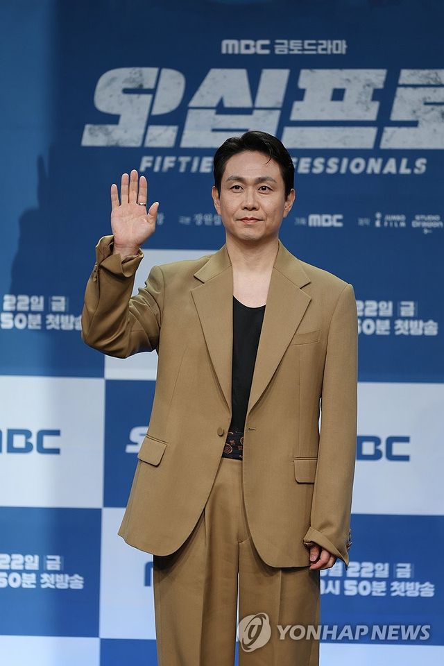 포즈 취하는 오정세