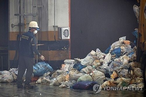 소각로에 투입되기 전 생활쓰레기. [연합뉴스 자료사진]