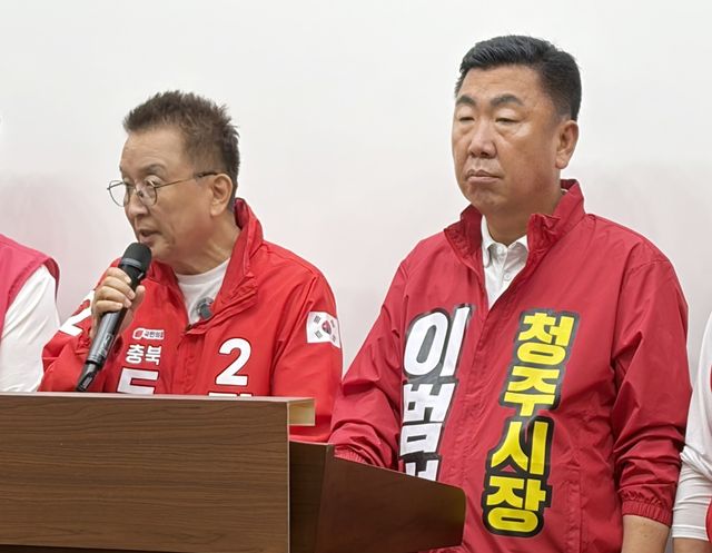 공동공약 발표하는 김영환(왼쪽) 후보와 이범석 후보