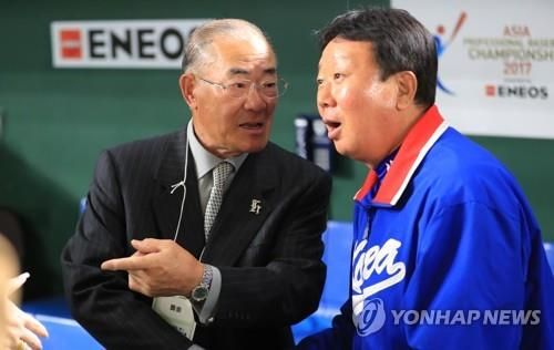 선동열 전 국가대표 감독과 대화하는 장훈(왼쪽)