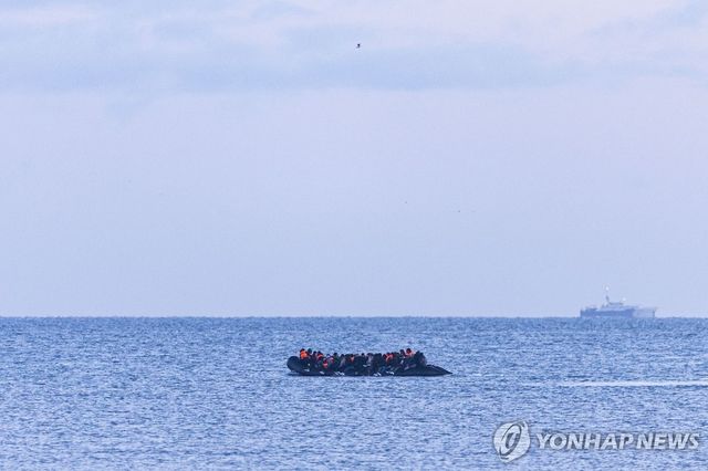 영국해협 횡단을 시도하는 소형 보트