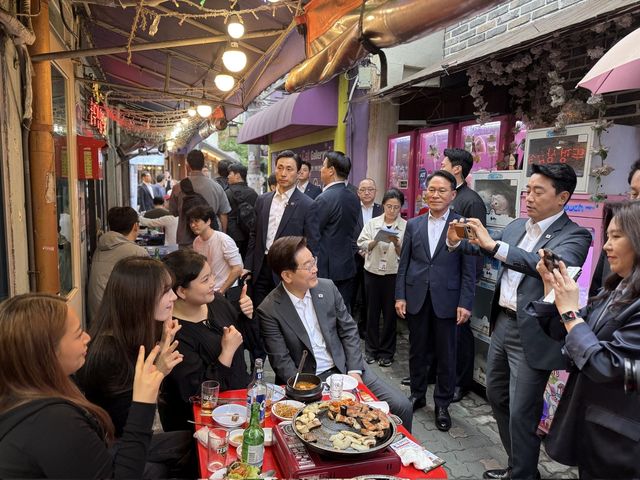 시민들과 사진 촬영하는 이재명 대통령