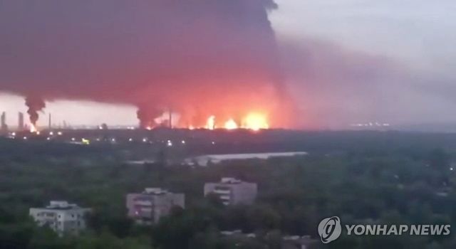 우크라이나 공격에 화재 발생한 러 랴잔 정유시설