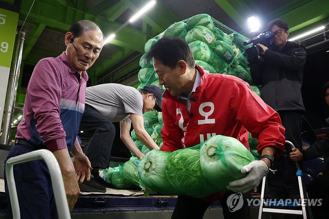 가락시장 찾은 오세훈 후보, 공식 선거운동 시작