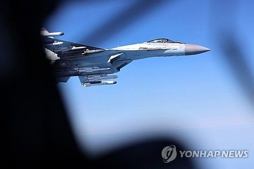 영국 리벳조인트 정찰기와 나란히 비행하는 러시아 러시아 Su-35 전투기
