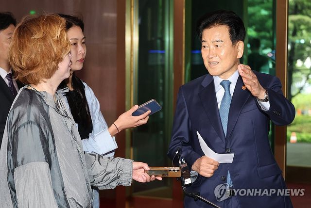 답변하는 정동영 통일부 장관