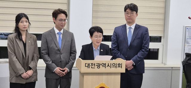 기자회견하는 박정현(왼쪽 세번째) 대전시당 위원장 