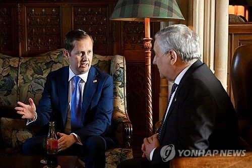 고르 주인도 미국대사(왼쪽)