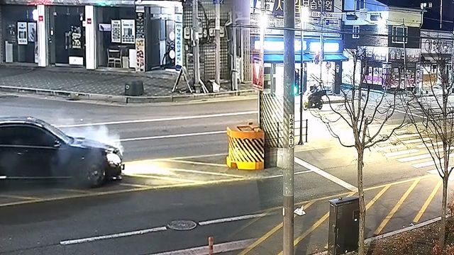 연석 들이받고 멈춘 사고 차량