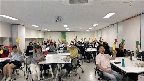 토론회에서 시민들이 각 공약이 적힌 팻말을 들고 있는 모습.
