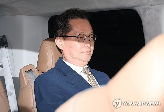 차량 탑승한 이은우 전 한국정책방송원장