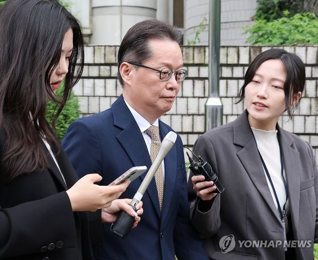 질문 받는 이은우 전 한국정책방송원장
