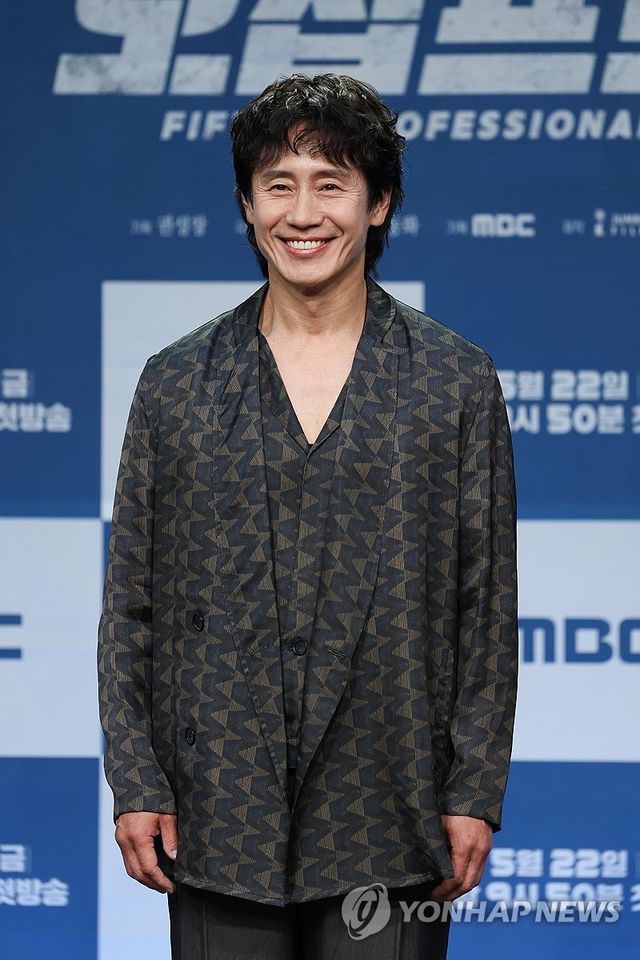 포즈 취하는 신하균