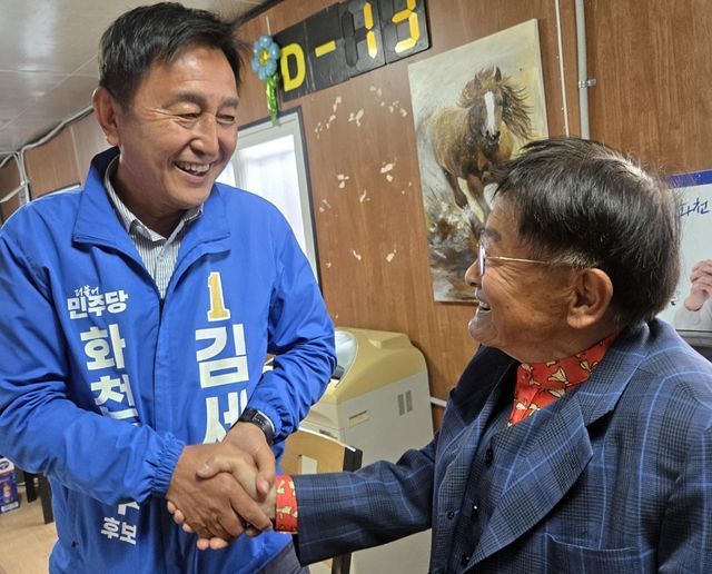 주민과 악수하는 김세훈 후보